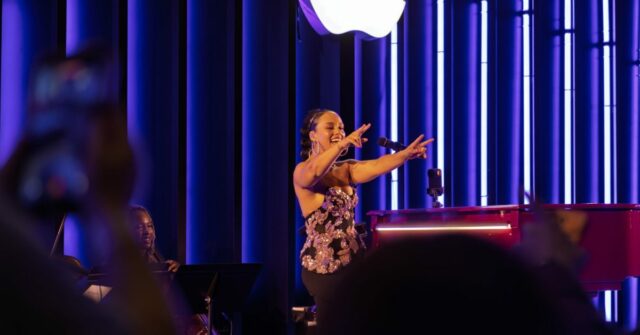 Aqui está Alicia Keys na Apple Grand Central para a experiência do 50º aniversário (Galeria)
