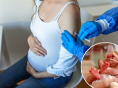 Aqui está o que acontece com seu bebê se você tomar a vacina COVID durante a gravidez Médico com luvas azuis dando uma injeção de vacina em uma mulher grávida.