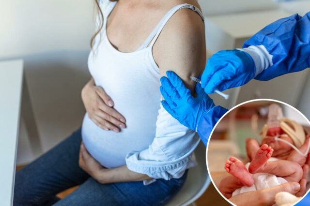 Aqui está o que acontece com seu bebê se você Médico com luvas azuis dando uma injeção de vacina em uma mulher grávida.