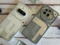 Aqui está sua primeira boa olhada no Nothing 4a em toda a sua (colorida) glória Dois telefones Nothing e um Samsung Galaxy flutuando em um fundo verde-azulado escuro.