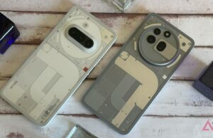 Aqui está sua primeira boa olhada no Nothing 4a em toda a sua (colorida) glória Dois telefones Nothing e um Samsung Galaxy flutuando em um fundo verde-azulado escuro.