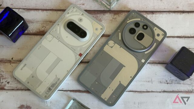 Dois telefones Nothing e um Samsung Galaxy flutuando em um fundo verde-azulado escuro.