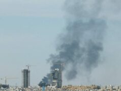 Arábia Saudita alerta que o Irã será o “maior perdedor” e pagará o preço “mais pesado” se os ataques persistirem Uma imagem de satélite mostra esforços para controlar um incêndio enquanto a fumaça sobe na refinaria de petróleo Ras Tanura, na Arábia Saudita, após um ataque de drone, em meio ao conflito EUA-Israel com o Irã, em Ras Tanura, Arábia Saudita, 2 de março de 2026. (crédito: VANTOR/DISPOSIÇÃO VIA REUTERS)