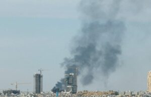 Arábia Saudita alerta que o Irã será o “maior perdedor” e pagará o preço “mais pesado” se os ataques persistirem Uma imagem de satélite mostra esforços para controlar um incêndio enquanto a fumaça sobe na refinaria de petróleo Ras Tanura, na Arábia Saudita, após um ataque de drone, em meio ao conflito EUA-Israel com o Irã, em Ras Tanura, Arábia Saudita, 2 de março de 2026. (crédito: VANTOR/DISPOSIÇÃO VIA REUTERS)