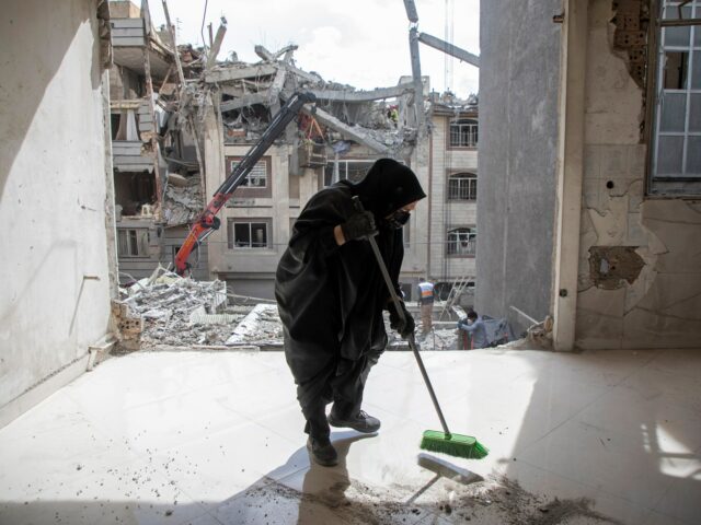 Armas nas ruas enquanto EUA e Israel intensificam ataques de Armas nas ruas enquanto EUA e Israel intensificam ataques de um mês em todo o Irã