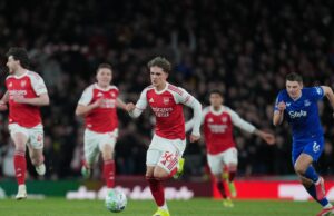 Arsenal vence Everton e Dowman faz história na Premier League Arsenal vence Everton e Dowman faz história na Premier League