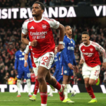 Arsenal vence batalha de bola parada para afundar o Chelsea na disputa pelo título