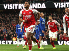 Arsenal vence batalha de bola parada para afundar o Chelsea na disputa pelo título Arsenal vence batalha de bola parada para afundar o Chelsea na disputa pelo título