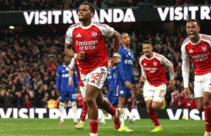 Arsenal vence batalha de bola parada para afundar o Chelsea na disputa pelo título Arsenal vence batalha de bola parada para afundar o Chelsea na disputa pelo título