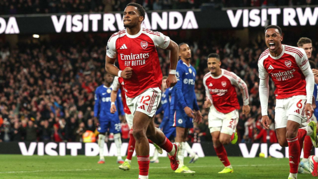 Arsenal vence batalha de bola parada para afundar o Chelsea na disputa pelo título
