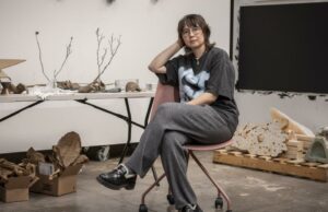 Artistas de Los Angeles – feridos pelo fogo – dominam a mostra de arte mais comentada de Nova York Artistas de Los Angeles - feridos pelo fogo - dominam a mostra de arte mais comentada de Nova York