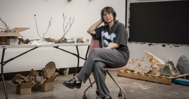 Artistas de Los Angeles - feridos pelo fogo - dominam a mostra de arte mais comentada de Nova York
