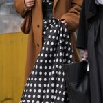 Um vestido maxi de bolinhas arrebatador