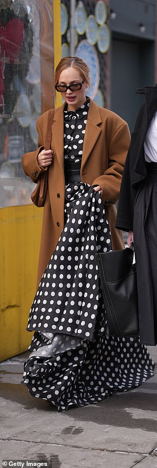 As bolinhas são a marca da primavera de 2026: veja Um vestido maxi de bolinhas arrebatador