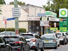 As bombas funcionarão a seco? Como a guerra no Irão está a afectar o abastecimento de petróleo da Austrália Carros fazendo fila em frente a um posto de gasolina em Mascot, Sydney.