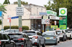 As bombas funcionarão a seco? Como a guerra no Irão está a afectar o abastecimento de petróleo da Austrália Carros fazendo fila em frente a um posto de gasolina em Mascot, Sydney.