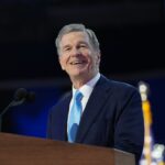 As chances de Roy Cooper de derrubar a cadeira do Partido Republicano no Senado da Carolina do Norte: pesquisas