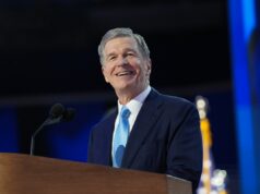 As chances de Roy Cooper de derrubar a cadeira do Partido Republicano no Senado da Carolina do Norte: pesquisas As chances de Roy Cooper de derrubar a cadeira do Partido Republicano no Senado da Carolina do Norte: pesquisas