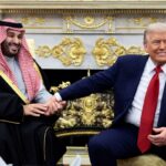 O príncipe herdeiro e primeiro-ministro saudita, Mohammed bin Salman, segura a mão do presidente Trump durante uma reunião no Salão Oval da Casa Branca em Washington, DC, em 18 de novembro de 2025.