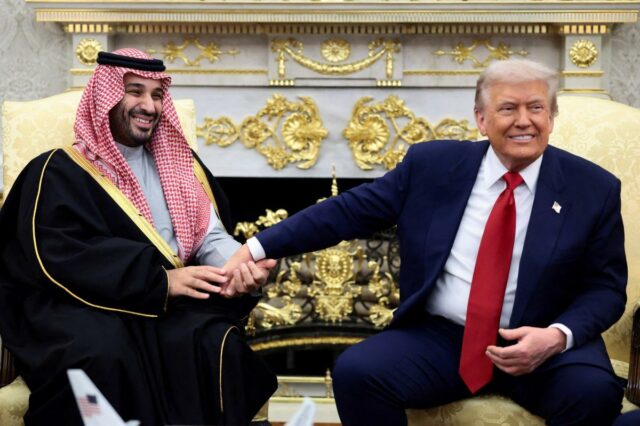 As cicatrizes da batalha dos estados do Golfo no Irã O príncipe herdeiro e primeiro-ministro saudita, Mohammed bin Salman, segura a mão do presidente Trump durante uma reunião no Salão Oval da Casa Branca em Washington, DC, em 18 de novembro de 2025.