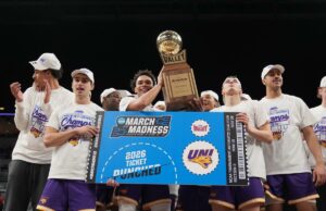 As duas principais características do norte de Iowa que o tornam intrigante oponente de St. John em March Madness Trey Campbell e companheiros comemorando a vitória no campeonato e a qualificação para o March Madness.