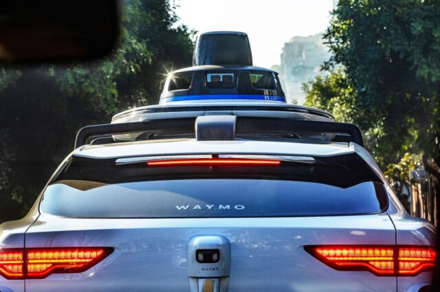 As empresas Robotaxi se recusam a dizer com que frequência A Waymo equipped with 360 degree technology including 29 cameras, five lidars (which are used for mapping and sensing) and six radar trackers.