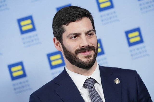 As empresas de IA estão gastando milhões para impedir a Alex Bores