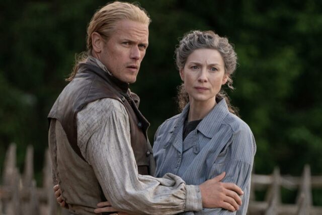 As estrelas de 'Outlander' Caitriona Balfe e Sam Heughan analisam aquele “chocante” Cold Open da 8ª temporada: “A reação de Claire, é claro, é bastante violenta”
