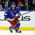 O ala esquerdo do New York Rangers, JT Miller (8), patina contra o Columbus Blue Jackets durante a prorrogação.