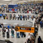 As linhas da TSA são tão ruins em alguns aeroportos que a United e a Delta estão permitindo que os passageiros mudem seus voos