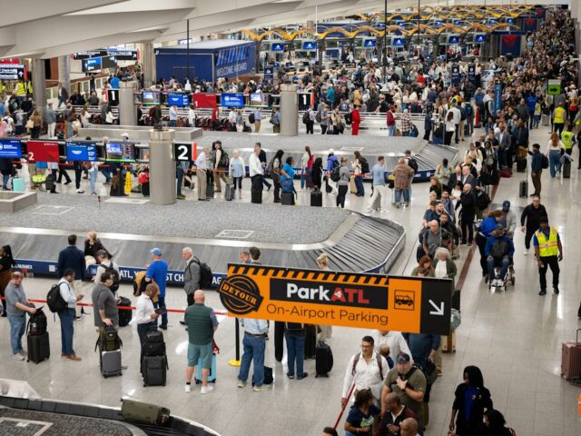 As linhas da TSA são tão ruins em alguns aeroportos que a United e a Delta estão permitindo que os passageiros mudem seus voos
