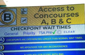 As linhas do aeroporto dos EUA encurtam à medida que os trabalhadores da TSA são pagos As linhas do aeroporto dos EUA encurtam à medida que os trabalhadores da TSA são pagos