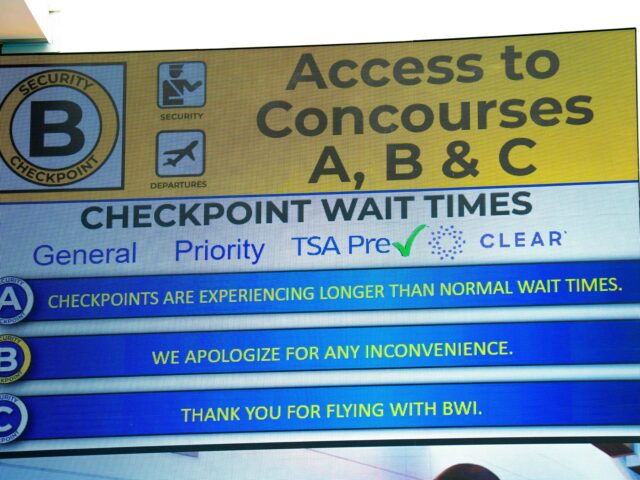 As linhas do aeroporto dos EUA encurtam à medida que As linhas do aeroporto dos EUA encurtam à medida que os trabalhadores da TSA são pagos