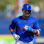 O infielder do New York Mets, Mark Vientos (27), em uniforme azul e capacete laranja