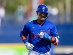 As lutas de primavera de Mark Vientos continuam para o Mets depois de retornar do WBC O infielder do New York Mets, Mark Vientos (27), em uniforme azul e capacete laranja