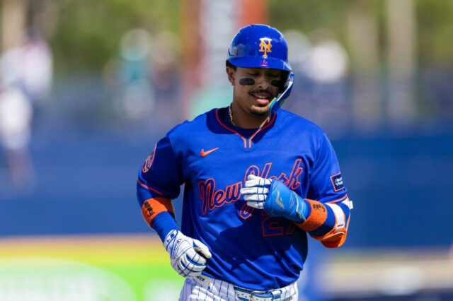 O infielder do New York Mets, Mark Vientos (27), em uniforme azul e capacete laranja 