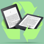 Um smartphone exibindo uma página de texto saindo de um livro aberto, com um grande triângulo de advertência vermelho 3D flutuando na frente dele.