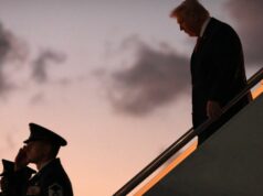 As mensagens conflitantes de Trump semeiam confusão sobre a guerra no Irã Da esquerda para a direita: Secretário do Interior Doug Burgum, Secretário de Estado Marco Rubio, Presidente dos EUA Donald Trump, Secretário de Defesa Pete Hegseth e Secretário de Comércio Howard Lutnick