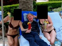 As mulheres de biquíni bebendo coquetéis naquela foto de Stephen Hawking são desmascaradas – conforme a verdade de como ela apareceu nos arquivos de Epstein é revelada As mulheres de biquíni que posaram com o professor Hawking nesta fotografia incluída nos arquivos de Epstein eram suas cuidadoras de longa data, a família Hawking havia dito anteriormente