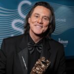 Jim Carrey posa com o Honorary Cesar Award nos bastidores durante o 51º Cesar Film Awards no L'Olympia em 26 de fevereiro de 2026 em Paris.