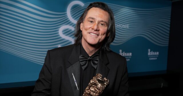 As pessoas acham que Jim Carrey que compareceu ao César Jim Carrey posa com o Honorary Cesar Award nos bastidores durante o 51º Cesar Film Awards no L'Olympia em 26 de fevereiro de 2026 em Paris.
