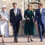 Princesas Eugenie (à esquerda) e Beatrice (à direita) com seus maridos no serviço religioso da família real no domingo de Páscoa em 2025