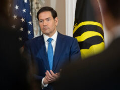 As táticas de imigração da equipe de Trump ficam ainda mais racistas Um oficial da Alfândega e Proteção de Fronteiras verifica o passaporte de um visitante não residente nos Estados Unidos dentro do controle de imigração no Aeroporto Internacional McCarran, terça-feira, 13 de dezembro de 2011, em Las Vegas. A US Travel Association está pressionando o Congresso para facilitar a visita de estrangeiros aos Estados Unidos. Quase 7,6 milhões de vistos de não-imigrante foram emitidos em 2001, em comparação com menos de 6,5 milhões em 2010. Os líderes do turismo nos Estados Unidos dizem que o declínio simboliza um fracasso diplomático que está a custar às empresas americanas 859 mil milhões de dólares em receitas inexploradas. (Foto AP/Julie Jacobson)