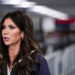 Madison Sheahan, vice-diretora de Imigração e Alfândega dos EUA, fala durante uma entrevista coletiva na sede do ICE, em Washington, quarta-feira, 21 de maio de 2025. (AP Photo/Jose Luis Magana)