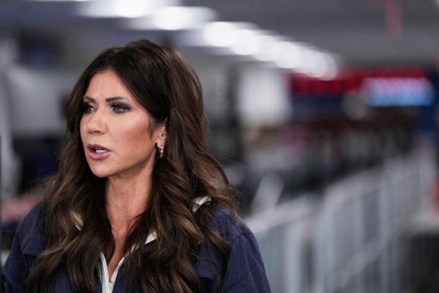 Madison Sheahan, vice-diretora de Imigração e Alfândega dos EUA, fala durante uma entrevista coletiva na sede do ICE, em Washington, quarta-feira, 21 de maio de 2025. (AP Photo/Jose Luis Magana)