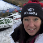 A deputada Marjorie Taylor Greene, R-Ga., chega para uma entrevista coletiva sobre a Lei de Transparência de Arquivos Epstein, terça-feira, 18 de novembro de 2025, fora do Capitólio dos EUA, em Washington. (Foto AP/Julia Demaree Nikhinson)