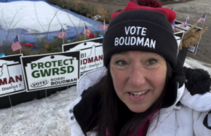 As últimas eleições especiais trazem mais más notícias para o Partido Republicano A deputada Marjorie Taylor Greene, R-Ga., chega para uma entrevista coletiva sobre a Lei de Transparência de Arquivos Epstein, terça-feira, 18 de novembro de 2025, fora do Capitólio dos EUA, em Washington. (Foto AP/Julia Demaree Nikhinson)