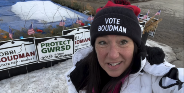 A deputada Marjorie Taylor Greene, R-Ga., chega para uma entrevista coletiva sobre a Lei de Transparência de Arquivos Epstein, terça-feira, 18 de novembro de 2025, fora do Capitólio dos EUA, em Washington. (Foto AP/Julia Demaree Nikhinson)