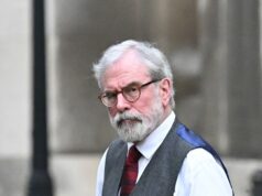 As vítimas do IRA ficam cara a cara com Gerry Adams quando finalmente chegam ao tribunal O processo civil contra Gerry Adams levantou questões difíceis sobre episódios não resolvidos dos problemas.
