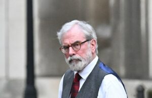 As vítimas do IRA ficam cara a cara com Gerry Adams quando finalmente chegam ao tribunal O processo civil contra Gerry Adams levantou questões difíceis sobre episódios não resolvidos dos problemas.